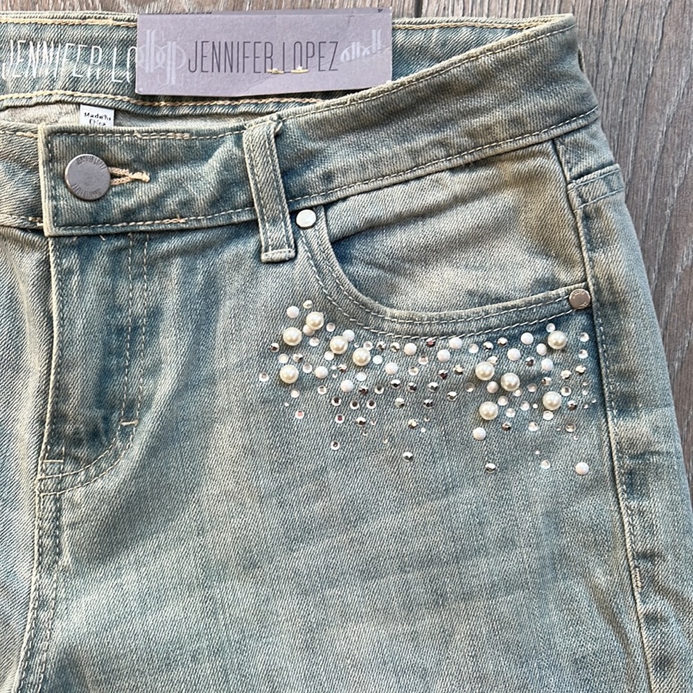 NWT JENNIFER LOPEZ DECORATIVE JEANS. Sz 4. Capris